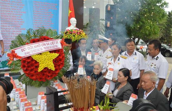 Ban liên lạc truyền thống bộ đội Trường Sa và thân nhân các liệt sỹ thắp hương tưởng niệm. (Ảnh: Đinh Văn Nhiều/TTXVN) Hơn 500 cựu chiến binh Trường Sa gặp mặt nhân kỷ niệm sự kiện Gạc Ma ảnh 1