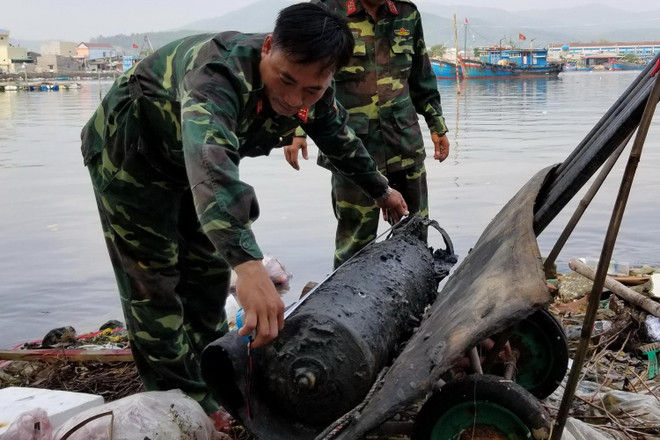 Xử lý an toàn quả ngư lôi nặng gần 100kg trên công trình đê biển ảnh 1