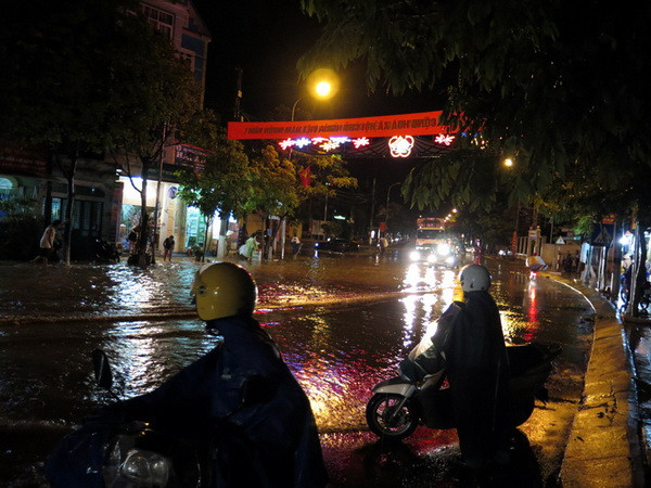 Khu vực nội thành Hà Nội chuẩn bị đón mưa rào và dông ảnh 1