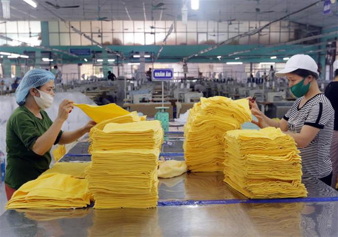 Sản xuất hàng xuất khẩu sang thị trường Nhật Bản. (Ảnh: Trần Việt/TTXVN) 'Xanh hóa' dệt may hướng đến giảm phát thải ròng bằng 0 vào năm 2050 ảnh 1