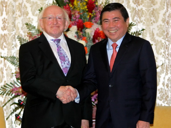 Chủ tịch UBND TP.Hồ Chí Minh Nguyễn Thành Phong và Tổng thống Cộng hòa Ireland. (Ảnh: Thanh Vũ/TTXVN) TP.HCM mong muốn doanh nghiệp Ireland tăng cường đầu tư ảnh 1