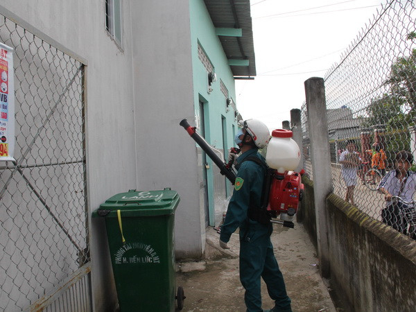 Xịt thuốc diệt muỗi, loăng quăng phòng virus Zika. (Ảnh: Bùi Như Trường Giang/TTXVN) TP.HCM ghi nhận thêm sáu trường hợp dương tính với virus Zika ảnh 1