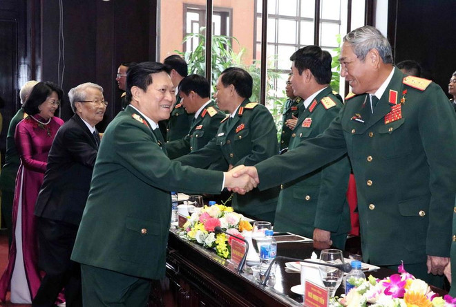 Đại tướng Ngô Xuân Lịch, Ủy viên Bộ Chính trị, Phó Bí thư Quân ủy Trung ương, Bộ trưởng Bộ Quốc phòng với các đại biểu. (Ảnh: Văn Điệp/TTXVN) Cục Đối ngoại Bộ Quốc phòng nhận danh hiệu Anh hùng Lực lượng vũ trang ảnh 5