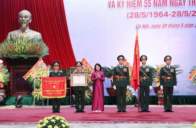 Phó Chủ tịch nước Đặng Thị Ngọc Thịnh trao Danh hiệu Anh hùng lực lượng vũ trang nhân dân cho Cục Đối ngoại. (Ảnh: Văn Điệp/TTXVN) Cục Đối ngoại Bộ Quốc phòng nhận danh hiệu Anh hùng Lực lượng vũ trang ảnh 4