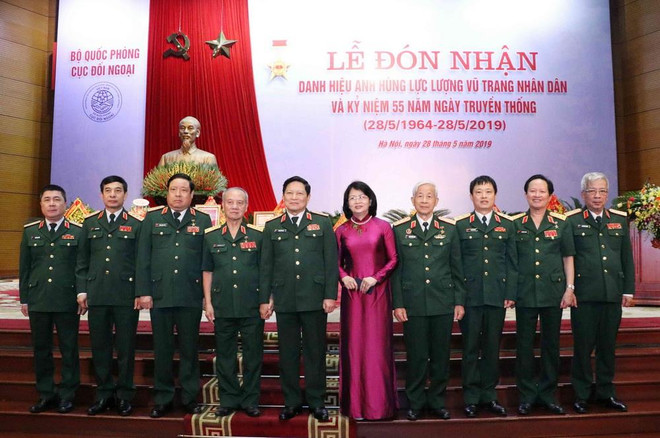 Phó Chủ tịch nước Đặng Thị Ngọc Thịnh với các đồng chí lãnh đạo Bộ Quốc phòng, Cục Đối ngoại. (Ảnh: Văn Điệp/TTXVN) Cục Đối ngoại Bộ Quốc phòng nhận danh hiệu Anh hùng Lực lượng vũ trang ảnh 6