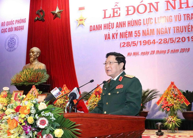 Đại tướng Ngô Xuân Lịch, Ủy viên Bộ Chính trị, Phó Bí thư Quân ủy Trung ương, Bộ trưởng Bộ Quốc phòng phát biểu. (Ảnh: Văn Điệp/TTXVN) Cục Đối ngoại Bộ Quốc phòng nhận danh hiệu Anh hùng Lực lượng vũ trang ảnh 3