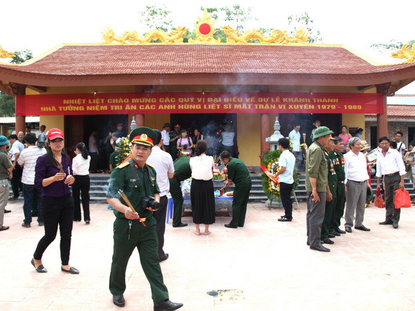 Dâng hương tưởng niệm các anh hùng liệt sỹ ở mặt trận Vị Xuyên ảnh 1