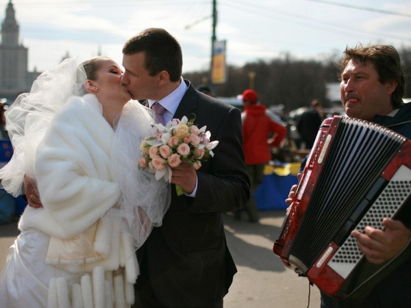 Nga: Thiết kế riêng một "Đoàn tàu cưới" cho các cặp đôi ảnh 1
