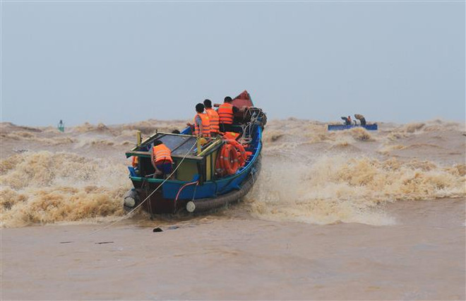 Huy động tàu thuyền tìm kiếm hai người bị sóng đánh rơi xuống biển ảnh 1