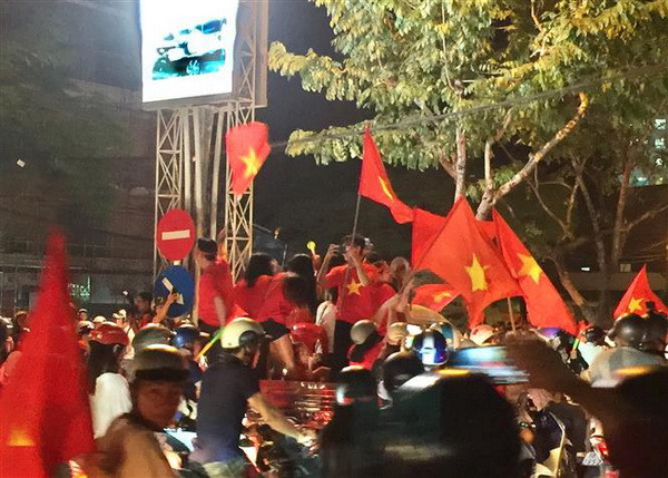 Xử lý nghiêm các xe ba gác, xe bán tải chở nhiều người cổ vũ bóng đá ảnh 1