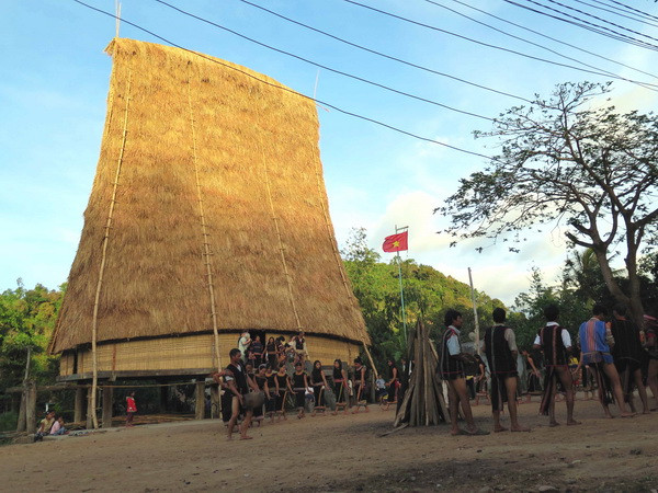 Kon Tum: Tháo gỡ khó khăn trong truyền dạy nghệ thuật cồng chiêng ảnh 1