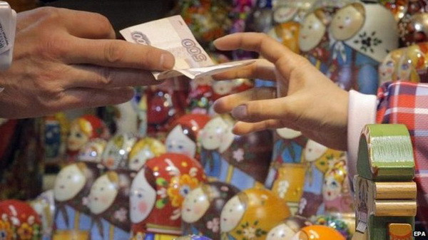 Kinh tế khó khăn, người dân Nga cắt giảm chi phí đón Năm mới ảnh 1