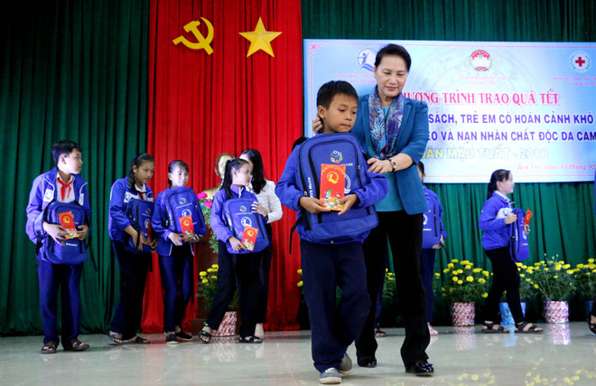 Chủ tịch Quốc hội thăm, chúc Tết gia đình chính sách tại Bến Tre ảnh 1