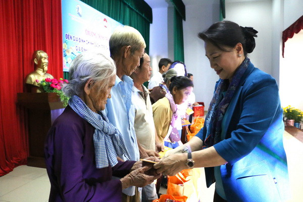 Chủ tịch Quốc hội thăm, chúc Tết gia đình chính sách tại Bến Tre ảnh 2