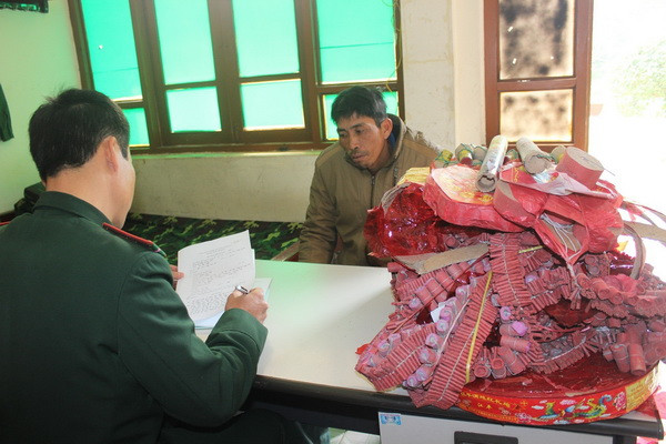 Liên tiếp bắt giữ các vụ vận chuyển, buôn bán trái phép pháo nổ ảnh 1