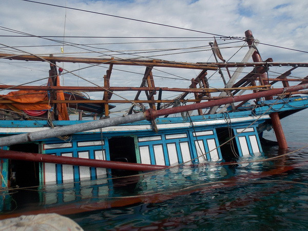 Cứu sống 12 thuyền viên gặp nạn trên vùng biển gần đảo Phú Quý ảnh 1