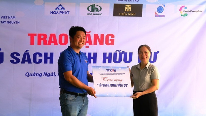 Trao tặng "Tủ sách Đinh Hữu Dư" tại huyện miền núi Ba Tơ ảnh 1