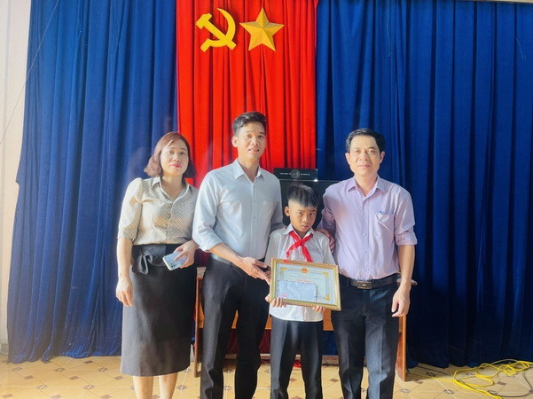 Ủy ban Nhân dân xã Kim Tân tặng Giấy khen cho em Kpă Nguyên vì đã có hành động dũng cảm cứu người bị đuối nước. (Ảnh: Quang Thái/TTXVN) Gia Lai: Khen thưởng học sinh dũng cảm cứu người bị đuối nước ảnh 1
