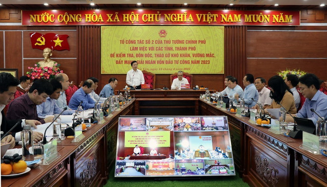 Phó Thủ tướng Chính phù Trần Hồng Hà chủ trì buổi làm việc tại điểm cầu tỉnh Phú Yên. (Ảnh: Xuân Triệu/TTXVN) Phó Thủ tướng: Đẩy nhanh giải ngân vốn đầu tư công ở 13 địa phương ảnh 1