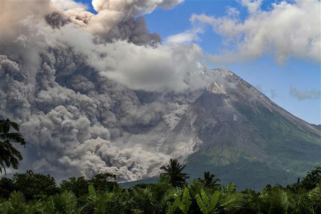 Cột khói và tro bụi phun lên từ miệng núi lửa Merapi, nhìn từ làng Tunggularum ở Sleman, Indonesia, ngày 11/3. (Ảnh: AFP/TTXVN) Indonesia cảnh báo nguy hiểm khi núi lửa Merapi tiếp tục phun trào ảnh 1