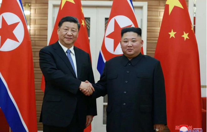 Nhà lãnh đạo Triều Tiên Kim Jong-un bắt tay Chủ tịch Trung Quốc Tập Cận Bình trong chuyến thăm của Chủ tịch Trung Quốc tại Bình Nhưỡng, Triều Tiên.(Nguồn: KCNA/Reuters) Mối quan hệ giữa Trung Quốc và Triều Tiên đã vượt qua nhiều thách thức ảnh 1