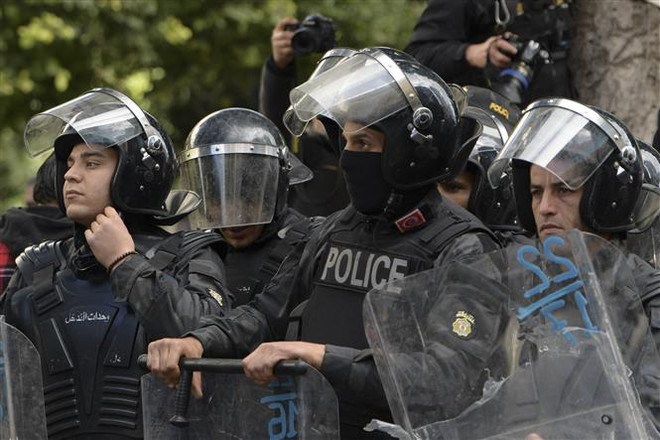 Cảnh sát Tunisia gác tại một chốt kiểm soát ở thủ đô Tunis. (Ảnh: AFP/TTXVN) Cảnh sát Tunisia tiến hành khám xét trụ sở của đảng Ennahda ảnh 1