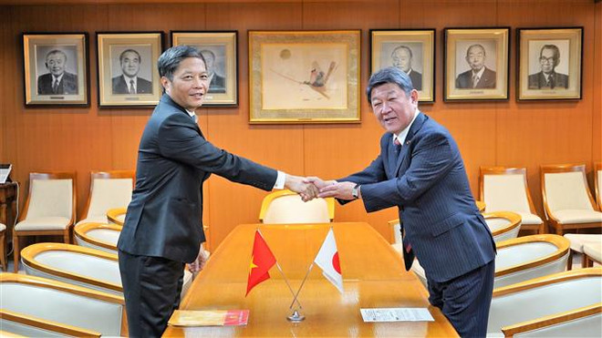 Trưởng Ban Kinh tế Trung ương Trần Tuấn Anh và Tổng thư ký LDP Motegi Toshimitsu. (Ảnh: Đức Thịnh-Phạm Tuân/TTXVN) Thúc đẩy quan hệ đối tác chiến lược sâu rộng Việt Nam-Nhật Bản ảnh 1