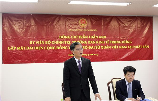 Trưởng Ban Kinh tế Trung ương Trần Tuấn Anh phát biểu tại buổi gặp gỡ cộng đồng người Việt và cán bộ, nhân viên Đại sứ quán Việt Nam tại Nhật Bản. (Ảnh: Đức Thịnh-Phạm Tuân/TTXVN) Thúc đẩy quan hệ đối tác chiến lược sâu rộng Việt Nam-Nhật Bản ảnh 2