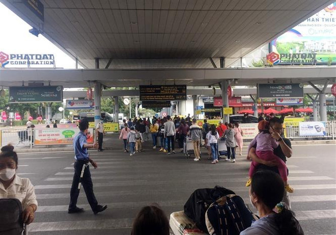 Sân bay Tân Sơn Nhất có gần 920 chuyến bay trong ngày mùng 8 Tết ảnh 2