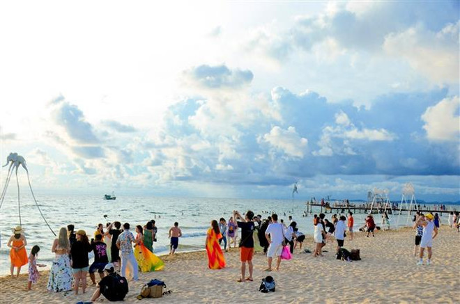 Khách du lịch vui chơi trên bãi biển ấp Bãi Trường, xã Dương Tơ, thành phố Phú Quốc (Kiên Giang) Tết Nguyên đán Quý Mão 2023. (Ảnh: Hồng Đạt/TTXVN) Năm 2023 hứa hẹn sôi động cả thị trường du lịch nội địa và quốc tế ảnh 2
