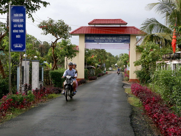 Đường giao thông xã nông thôn mới. (Ảnh: Duy Khương/TTXVN) Thủ tướng Chính phủ chỉ thị đẩy mạnh xây dựng nông thôn mới ảnh 1
