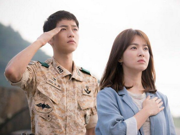 Ngôi sao hallyu Song Hye Kyo trong một cảnh của phim "Hậu duệ Mặt Trời." (Nguồn: australianetworknews.com) Song Hye Kyo ủng hộ toàn bộ tiền thắng kiện cho nhà thiết kế trẻ ảnh 1
