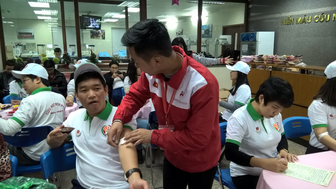 Cựu học sinh PTTH Hà Nội hưởng ứng phong trào "Giọt máu yêu thương" ảnh 6