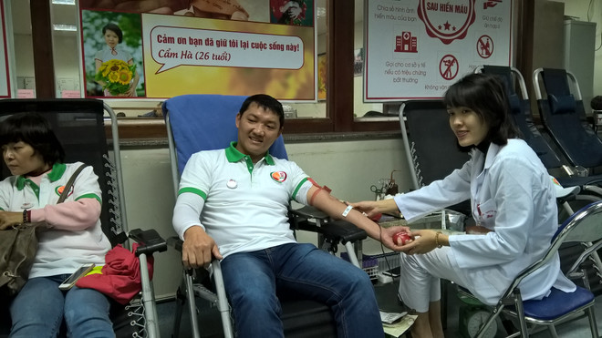 Cựu học sinh PTTH Hà Nội hưởng ứng phong trào "Giọt máu yêu thương" ảnh 1