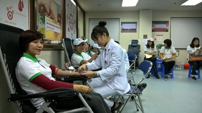 Cựu học sinh PTTH Hà Nội hưởng ứng phong trào "Giọt máu yêu thương" ảnh 4