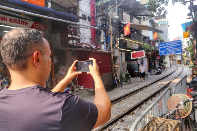 Hà Nội: Từ 15/9 thu hồi giấy phép các hộ kinh doanh càphê đường tàu ảnh 2