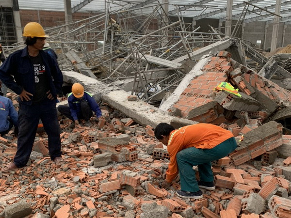 Bình Định: Sập tường đang thi công làm 3 người chết, 6 người bị thương ảnh 1