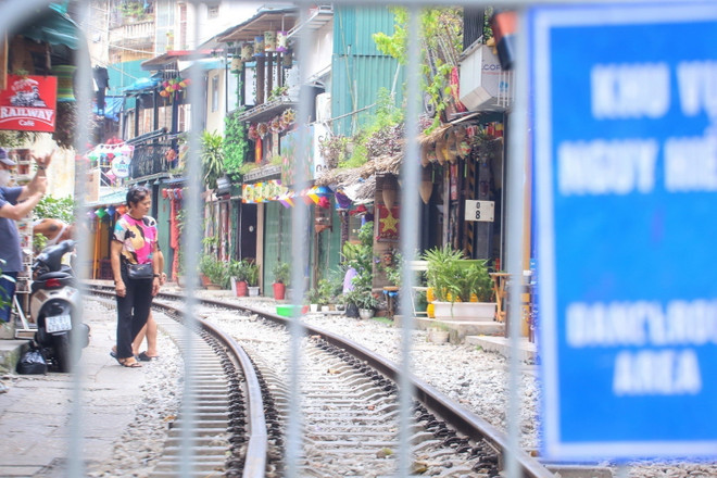 Hà Nội: Từ 15/9 thu hồi giấy phép các hộ kinh doanh càphê đường tàu ảnh 3