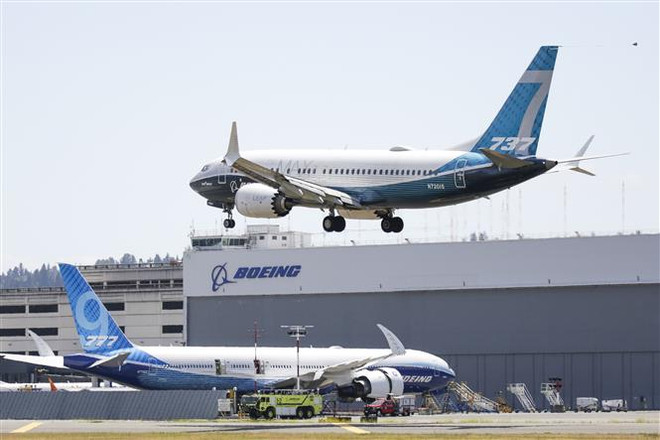 Máy bay Boeing 737 MAX trong chuyến bay thử tại Seattle, bang Washington, Mỹ ngày 29/6. (Ảnh: AFP/TTXVN) Boeing thông báo thua lỗ lớn, cân nhắc tiếp tục cắt giảm nhân viên ảnh 1