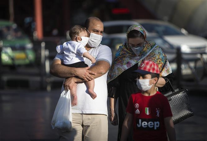 Số ca nhiễm mới tăng cao, Iran sắp vượt mốc 300.000 người nhiễm bệnh ảnh 1