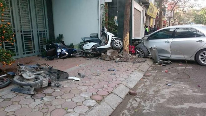 Hiện trường vụ tai nạn. (Ảnh: Cộng tác viên) Hà Nội: Hoàn tất cáo trạng vụ xe Camry gây tai nạn liên hoàn tại Bồ Đề ảnh 1