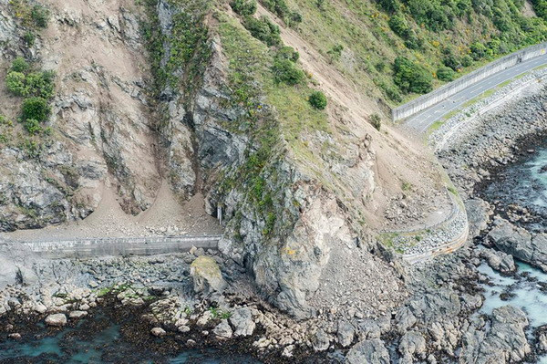 Cảnh tàn phá sau động đất ở bờ biển Kaikoura ngày 14/11. (Nguồn: EPA/TTXVN) Cảnh báo nguy cơ cao thêm các trận động đất mạnh tại New Zealand ảnh 1