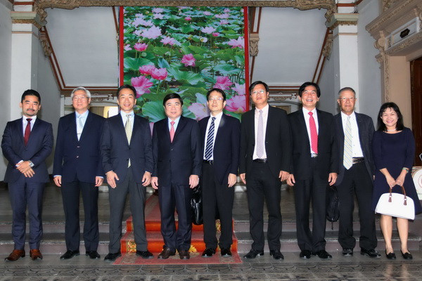 Chủ tịch Ủy ban Nhân dân TP.Hồ Chí Minh Nguyễn Thành Phong tiếp Phó Chủ tịch JICA Shinya Ejima. (Ảnh: Thanh Vũ/TTXVN) Nhật Bản tiếp tục hỗ trợ TP.HCM triển khai các dự án phát triển ảnh 1