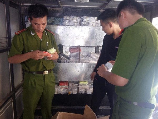 Bắt ôtô chở lượng lớn điện thoại lậu sau khi truy đuổi qua 5 tỉnh ảnh 1