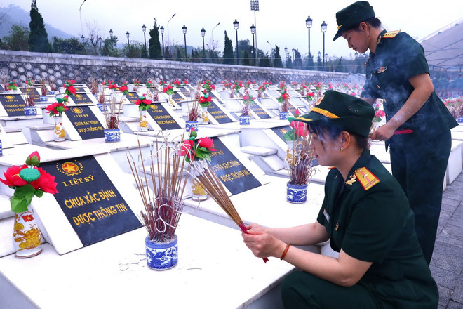 Thắp hương tưởng nhớ các liệt sỹ tại Nghĩa trang Liệt sỹ Quốc gia Vị Xuyên. (Ảnh: Minh Tâm/TTXVN) ttxvn_ liet sy chua co ten_hy_sinh_bao_ve_bien_gioi_phia_bac1.jpg