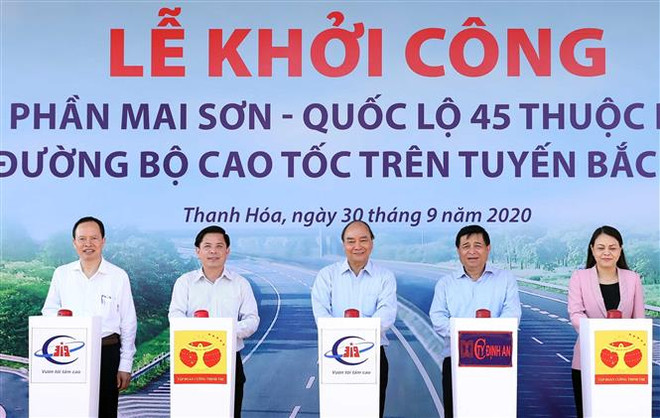 Thủ tướng Nguyễn Xuân Phúc và các đại biểu thực hiện nghi thức khởi công. (Ảnh: Thống Nhất/TTXVN) Thủ tướng phát lệnh khởi công cao tốc Mai Sơn-Quốc lộ 45 ảnh 1