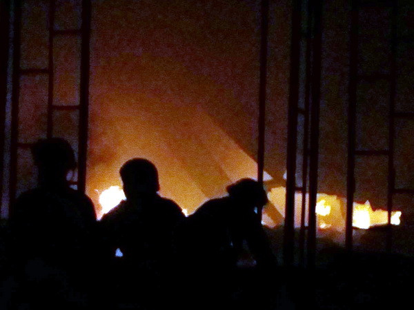 Nghệ An: Hỏa hoạn làm đổ sập xưởng gỗ rộng hơn 1.000m2 ảnh 1