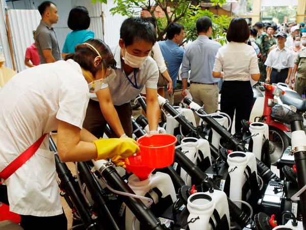 Hà Nội huy động tổng lực phun hóa chất diệt muỗi trên diện rộng ảnh 1