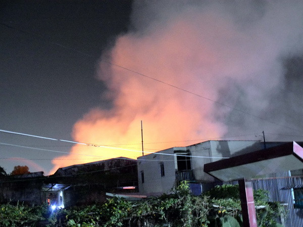 Thành phố Hồ Chí Minh: Xưởng may cháy lớn nhiều giờ trong đêm ảnh 2