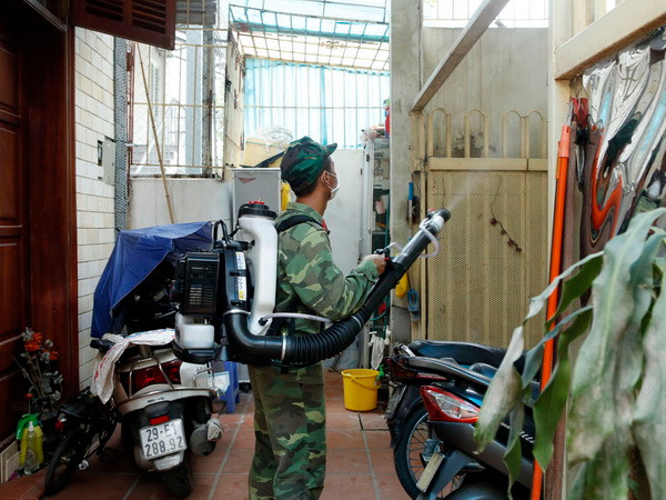 Hà Nội huy động tổng lực phun hóa chất diệt muỗi trên diện rộng ảnh 2